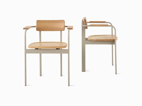 Zwei Betwixt Stühle mit Rahmen in Grau sowie Sitzfläche und Rückenlehne in Eiche.