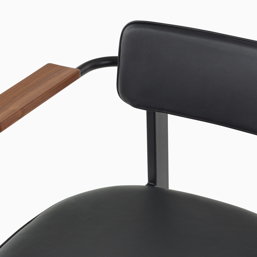 Nahansicht der Sitzfläche und Rückenlehne eines Betwixt Stuhls in Leder.