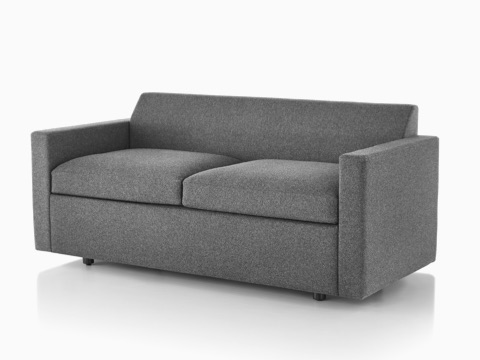 Graues Bevel Sofa, schräg von vorne betrachtet.