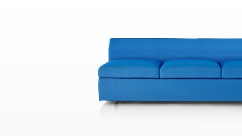 搭配亮蓝色软垫的Bevel沙发。