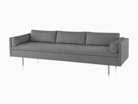 Graues Bolster Dreisitzer-Sofa, schräg von vorne betrachtet.