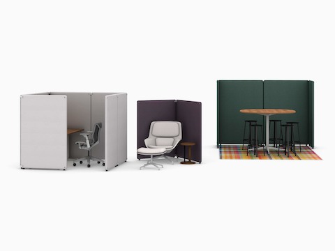 Drie grijze, paarse en groene vrijstaande Bound-schermen rond diverse tafels en een Cosm-stoel en Striad lounge stoel.