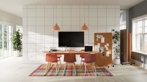 Un ufficio luminoso con tre schermi divisori mobili marrone chiaro e grigio chiaro intorno a un tavolo HAY Triangle e sei sedute About a Chair di HAY.