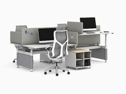 Postazioni di lavoro e archiviazione da ambiente di lavoro Atlas con schermi divisori grigi e sedute Cosm bianche e grigie.