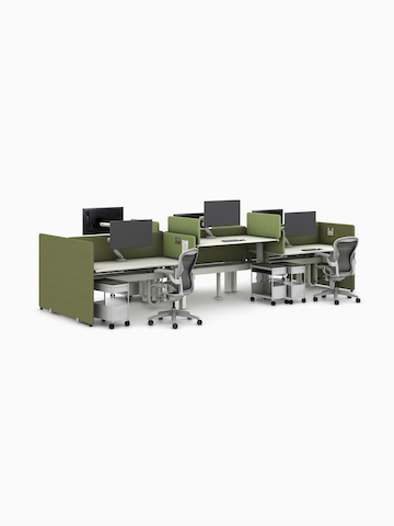 Verzameling donkere en lichtgroene Bound-schermen geplaatst op een wit Ratio-werkstation met zes werkoppervlakken, grijze Aeron-stoelen en OE1 opslagtrolleys, gezien vanuit een hoek.