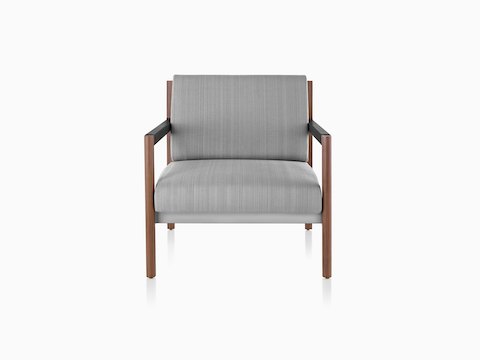 Dreiviertel-Rückansicht eines weißen Brabo Lounge Chairs mit Lederpolsterung und Holzbeinen.