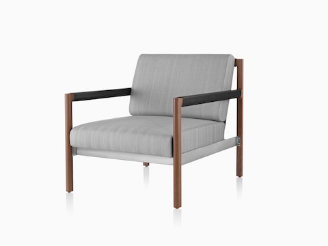 Cadeira Club Brabo com estofamento cinza claro, detalhes em couro e metal e estrutura em madeira exposta. Visto de um ângulo.
