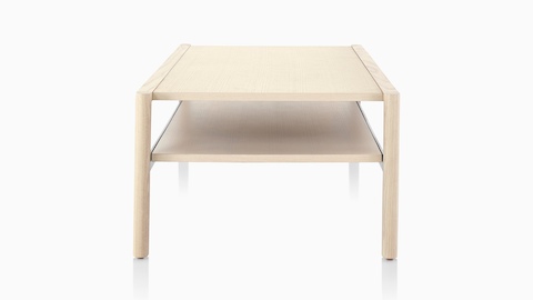 Uma mesa retangular Brabo ocasional com dois níveis em um acabamento leve, visto a partir da extremidade mais estreita.