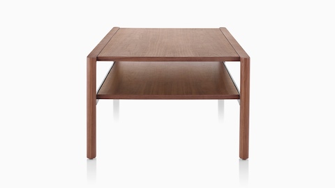 Uma mesa retangular Brabo ocasional com dois níveis em um acabamento médio, visto a partir da extremidade mais estreita.
