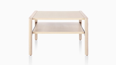 Uma mesa retangular Brabo ocasional com dois níveis em um acabamento leve, visto a partir da extremidade mais estreita.