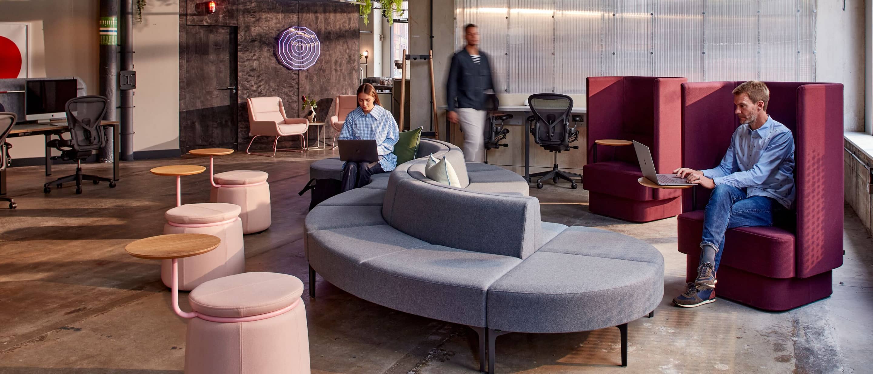 Onthaalruimte met Symbol Modular Seating, Lasso-krukken en Pullman-stoelen, en Aeron-stoelen op de achtergrond.