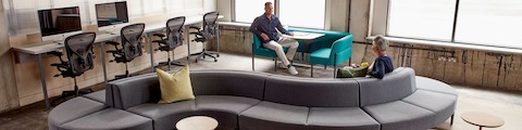 Onthaalruimte van Symbol Modular Seating met 2 Lasso krukken en 2 Pullman stoelen.