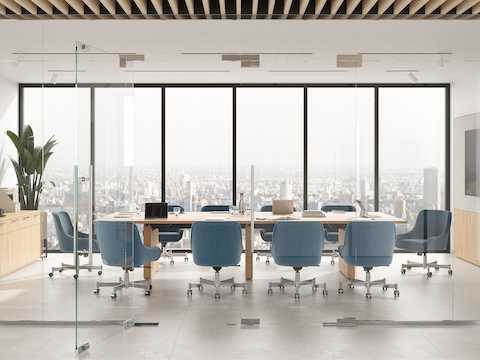 Cadeiras Bumper com braço baixo em uma configuração de sala de conferências com mesa de reuniões JD e Credenza.