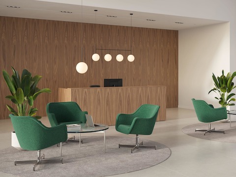 Bumper-stoel met lage armleuningen in een vergaderruimte-omgeving met een Domino-vergadertafel.