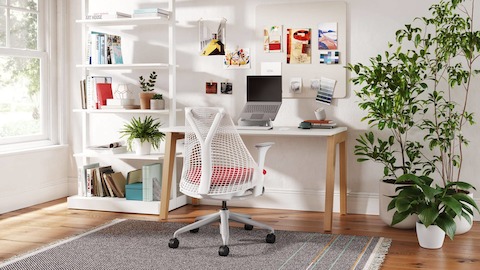 带木制Sylvian腿的Byne系统布置成适合居家办公用的独立式办公桌，另配一张Sayl座椅和Oripura笔记本电脑支架。