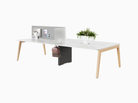 Byne System with wooden Sylvian legs in a 4-seat bench setting, with screens and a planter box.