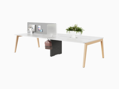 Byne System with wooden Sylvian legs in a 4-seat bench setting, with screens and a planter box. Byne System with wooden Sylvian legs in a 4-seat bench setting, with screens and a planter box.