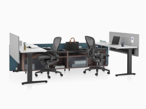 Configuração do Canvas Channel em verde escuro com armário inferior, mesas Motia com ajuste de altura e cadeiras de escritório Aeron pretas. Configuração do Canvas Channel em verde escuro com armário inferior, mesas Motia com ajuste de altura e cadeiras de escritório Aeron pretas.