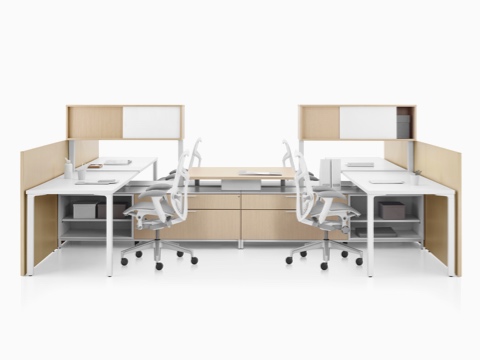 Una estación de trabajo Canvas Dock en madera clara y blanco con sillas para oficinas Mirra 2 grises.