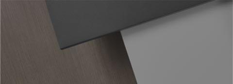 Primer plano de los materiales del escritorio metálico Canvas como tela en gris, madera oscura y metal negro.