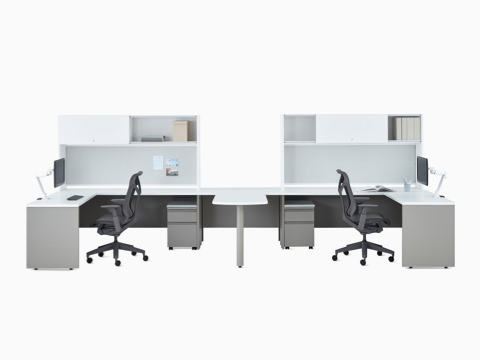 Mesa metálica Canvas em branco e cinza com armário suspenso, braço para monitor Concerto e cadeira Cosm cinza escuro. Mesa metálica Canvas em branco e cinza com armário suspenso, braço para monitor Concerto e cadeira Cosm cinza escuro.