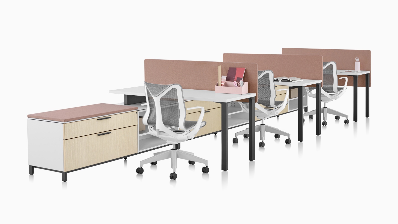 Una estación de trabajo Canvas Storage con superficies blancas, pantallas rosa y sillas para oficinas Cosm grises.