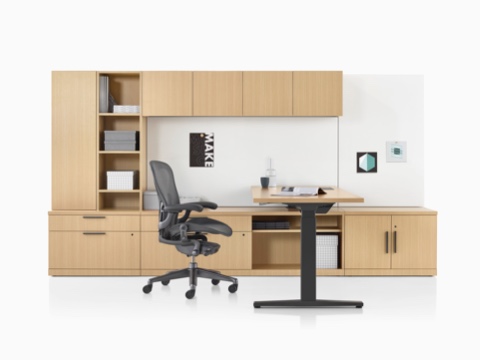 Canvas Private Office com armário em madeira clara, mesa com ajuste de altura e cadeira de escritório Aeron preta.