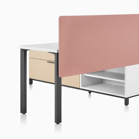 Una estación de trabajo Canvas Storage en madera clara con una superficie blanca, pantalla rosa y patas Graphite. Una estación de trabajo Canvas Storage en madera clara con una superficie blanca, pantalla rosa y patas Graphite.