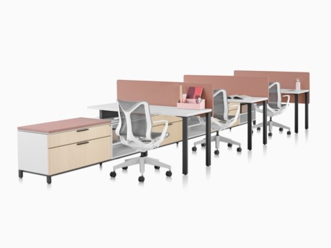 Una estación de trabajo Canvas Storage con superficies blancas, pantallas rosa y sillas para oficinas Cosm grises.
