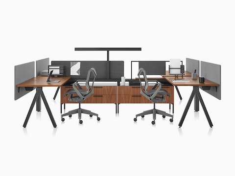 Estaciones de trabajo Canvas Vista en madera oscura y negro con pantallas de recato, luz en forma de T y sillas para oficinas Cosm negras.
