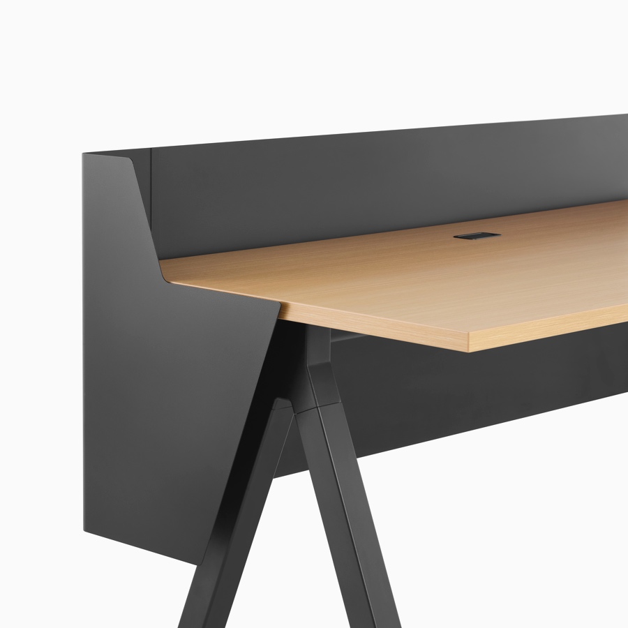 Una pantalla de privacidad y recato envolvente negra con mesa de altura fija Canvas Vista de madera clara y negro.