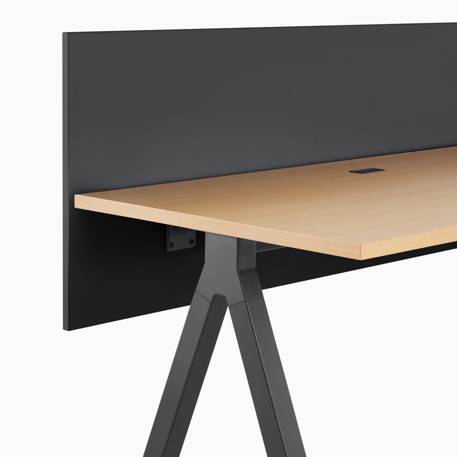 Una pantalla límite de laminado negro con mesa de altura fija Canvas Vista de madera clara y negro.