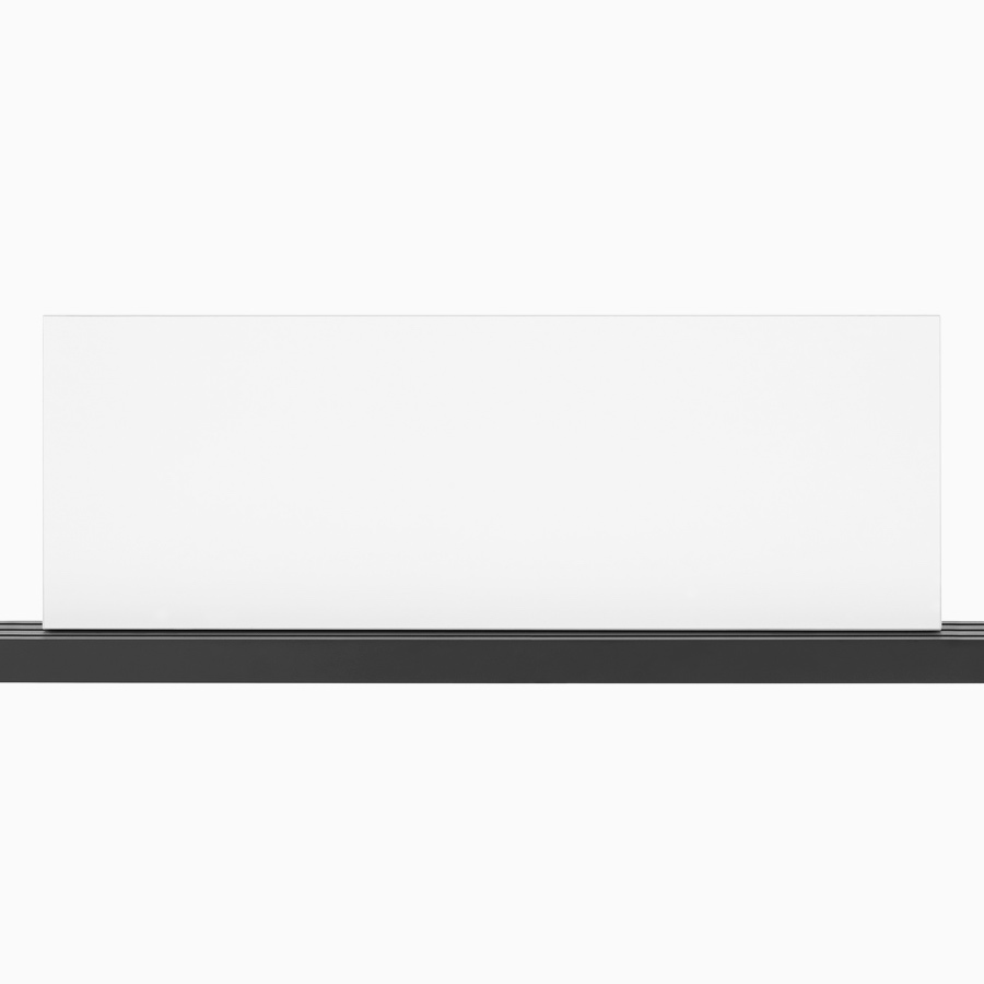 Una pizarra blanca para marcadores montada sobre una canaleta de alimentación y datos Canvas Vista negra.