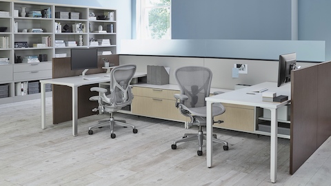 Configuração da colmeia Canvas Office Landscape com cadeiras de escritório Aeron cinzas.