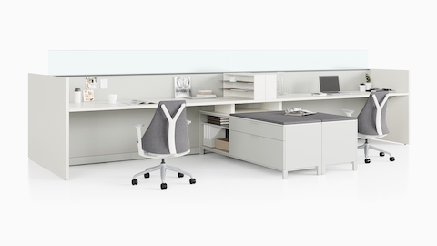 Dos estaciones de trabajo Canvas Wall gris con almacenamiento inferior, pantallas de vidrio, y sillas para oficinas Sayl en tejido gris.