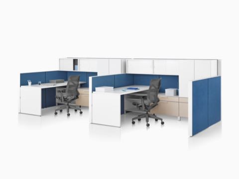 Una estación de trabajo Canvas Wall con paneles azules, almacenamiento superior blanco y sillas para oficinas Cosm gris oscuro. Una estación de trabajo Canvas Wall con paneles azules, almacenamiento superior blanco y sillas para oficinas Cosm gris oscuro.