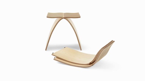 Tabouret Capelli, au placage frêne clair, disposé à côté de deux pièces dépliées.