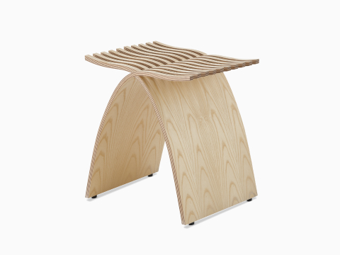 带角度的视图：配有浅色木质饰面的Capelli桌子。