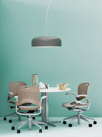Cafe-instelling met lichtbruine Caper multifunctionele stoelen en een ronde Everywhere-tafel.