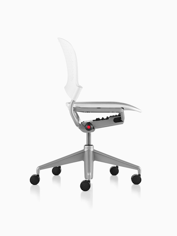 Profilansicht eines weißen Caper Mehrzweck-Stuhls mit grauer Sitzfläche und Rollen.