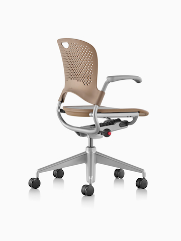 浅棕色 Caper 多功能座椅的从背后四分之三处角度观察的视图。