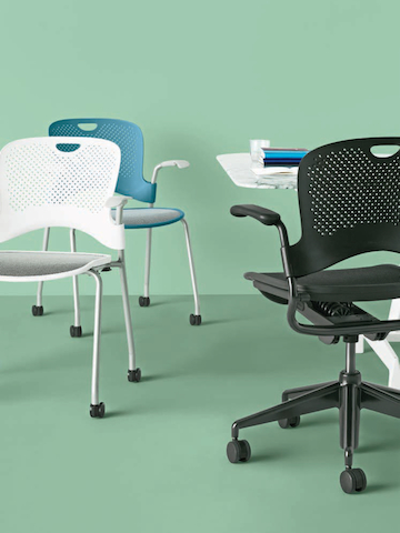 Tres sillas Caper: sillas apilables blancas y azules y una silla polivalente negra.