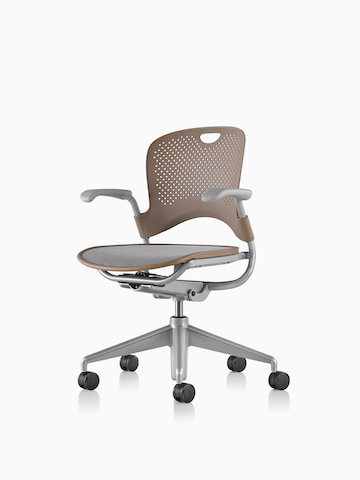 Bruine Caper multifunctionele stoel. Selecteer om naar de Caper Multipurpose Chair-productpagina te gaan.