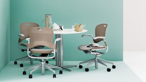 Cafe-instelling met lichtbruine Caper multifunctionele stoelen en een ronde Everywhere-tafel.