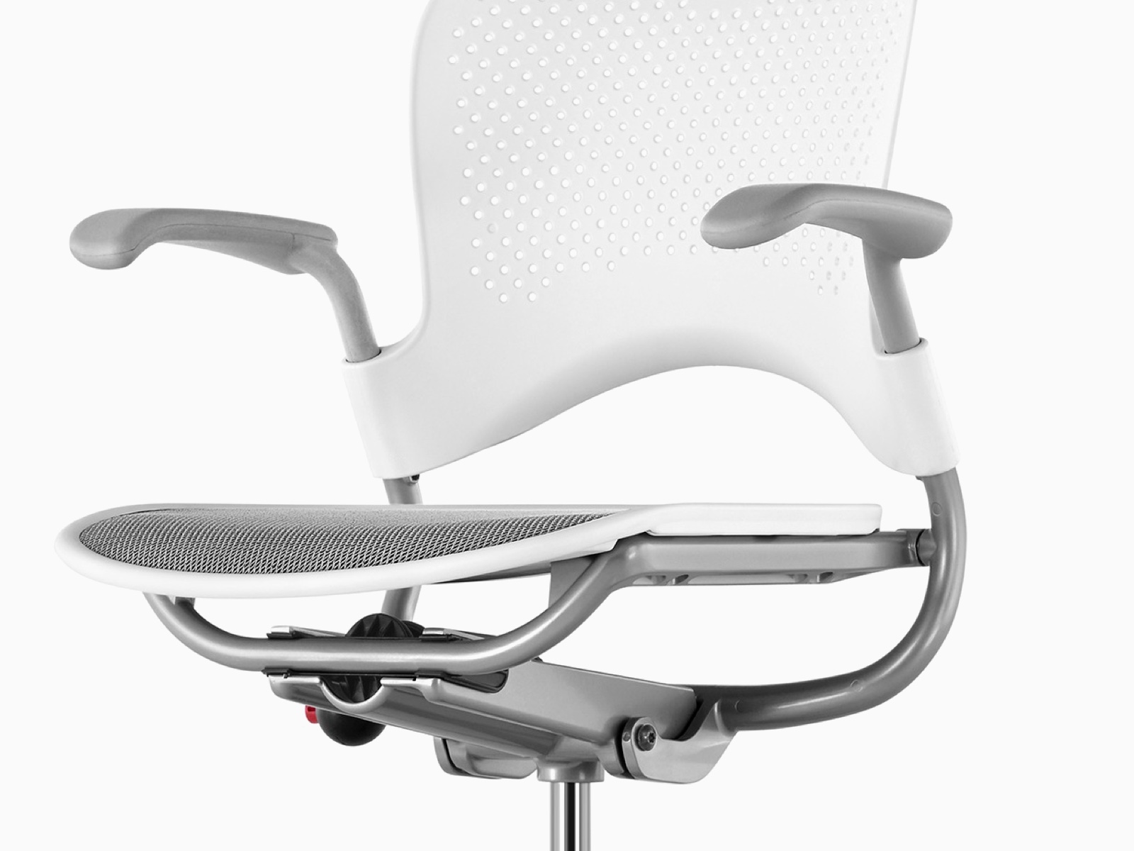 La moitié supérieure d'un tabouret polyvalent Caper blanc avec un siège à suspension grise.