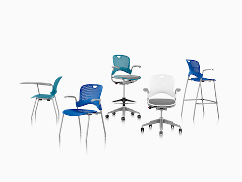 Famille de sièges Caper: chaises et tabourets polyvalents, chaises et tabourets empilables, et une chaise empilable avec un bras de tablette.