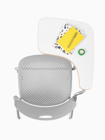 Vista superior de la silla Caper gris claro con un asiento moldeado y un brazo para tableta.