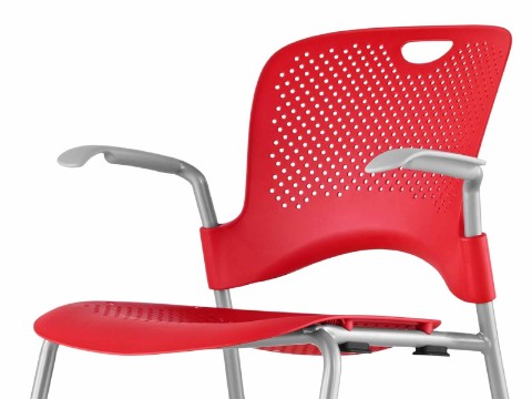 Metade superior de uma cadeira de empilhamento Caper vermelha, vista de um ângulo de 45 graus.