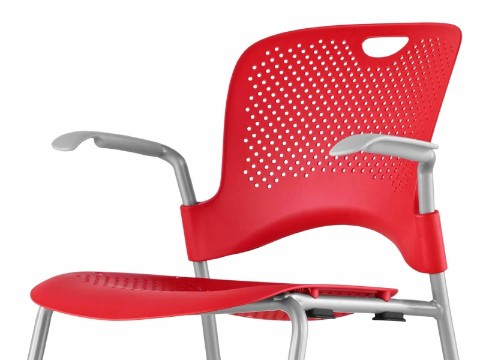 La moitié supérieure d'une chaise empilable Caper rouge, vue d'un angle de 45 degrés.