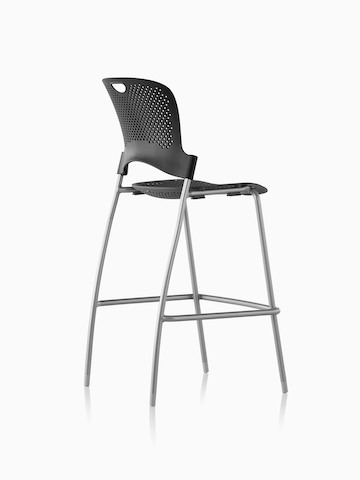 Vista posterior de tres cuartos de una silla alta apilable Caper sin brazos en negro.